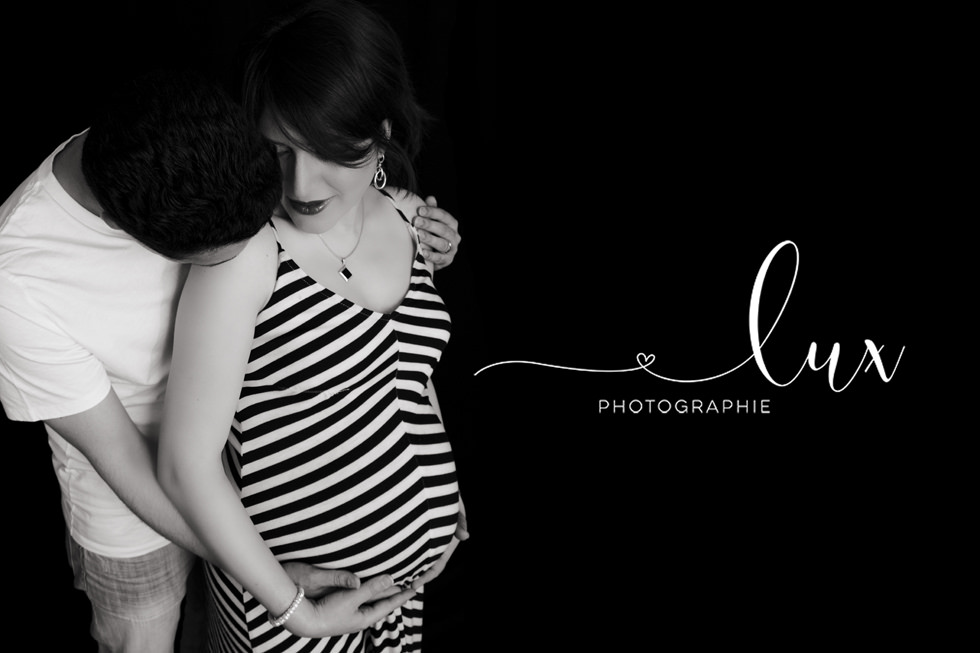 Pregnancy photography West-Island. Man kissing pregnant wife.