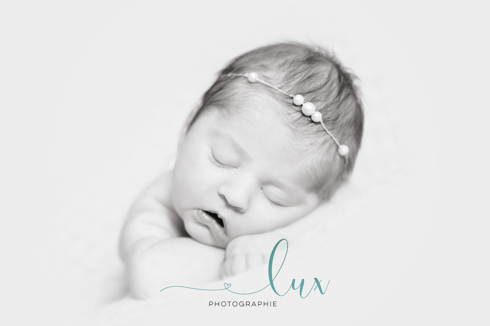 Newborn Photography West-Island. Sleeping newborn baby girl.