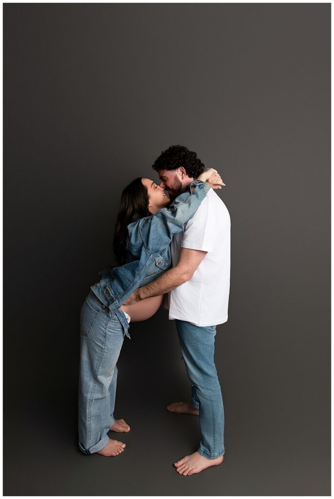 futurs parents s’embrassant pendant une séance photo maternité à Montréal